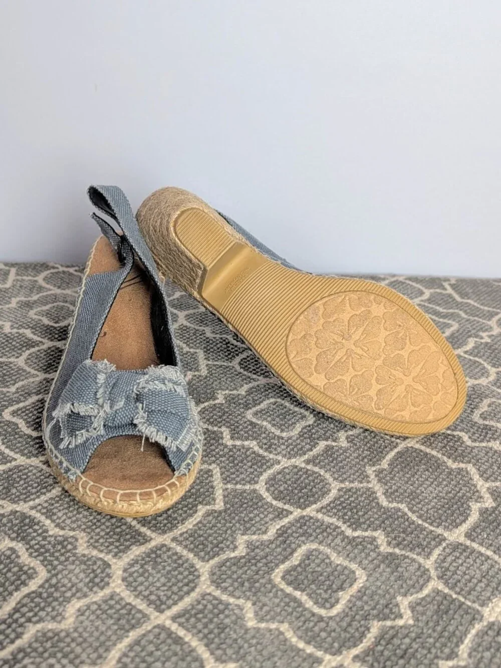 WHITE MOUNTAIN Espadrilles Bow Blue Sandals Sz 7.5M